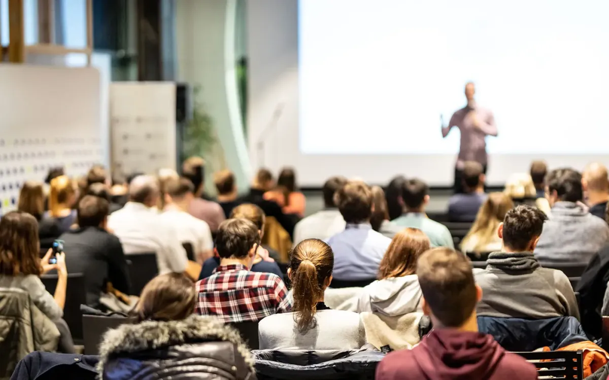 Relatore davanti a una platea durante un corso di formazione