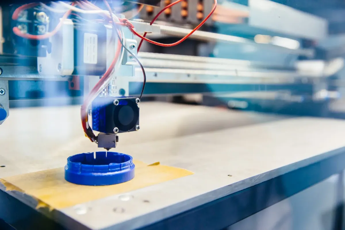 Stampante 3D al lavoro su un pezzo di plastica