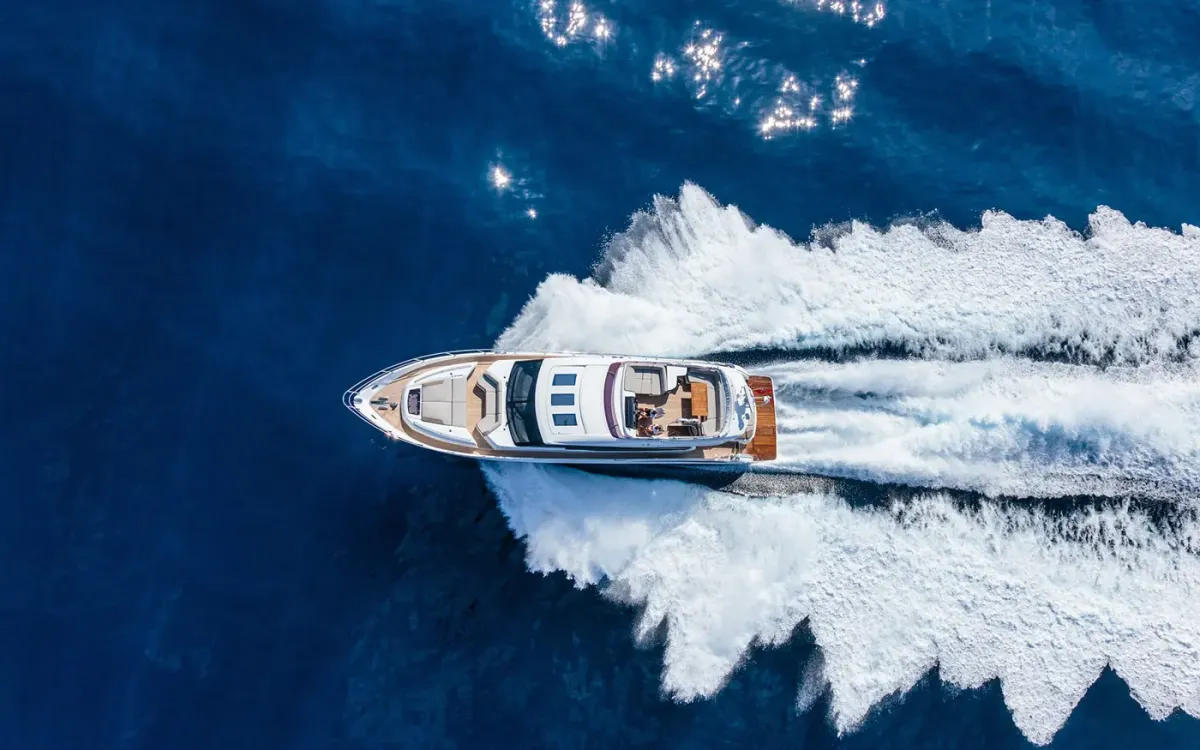 Yacht in navigazione visto dall'alto