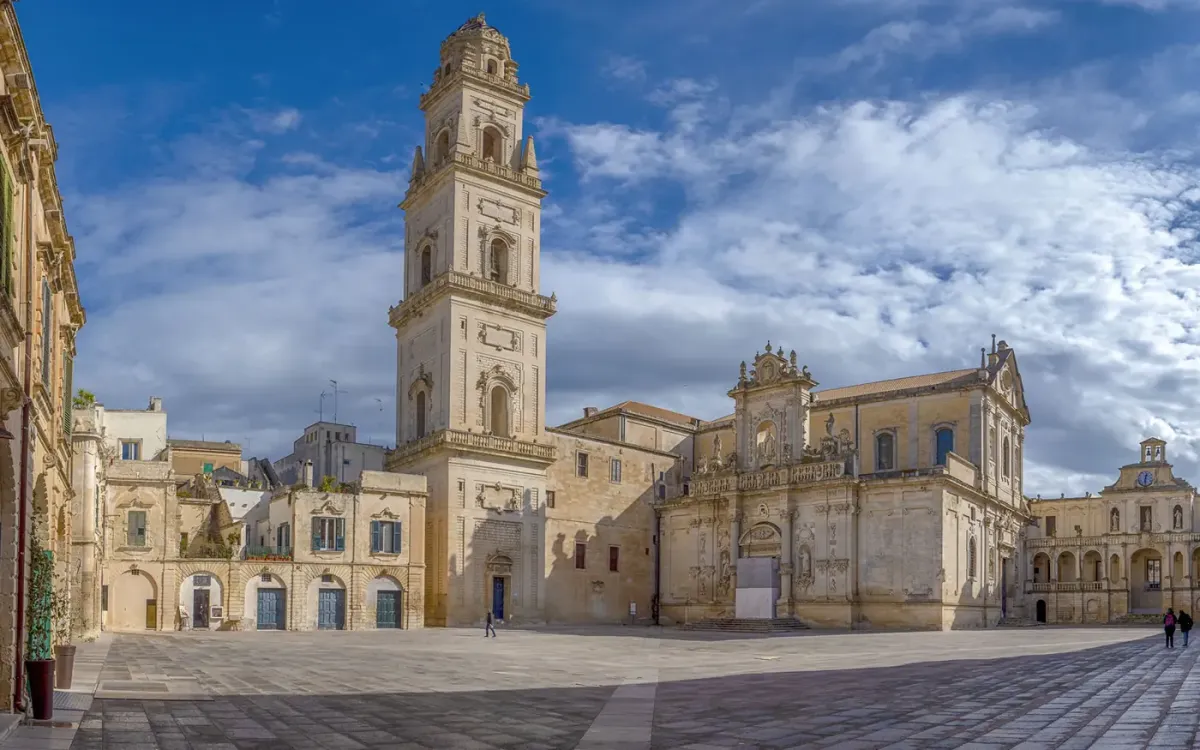 Piazza del Duomo di Lecce con il campanile